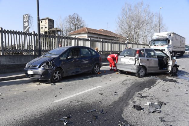 Asti, carambola di auto in corso Savona