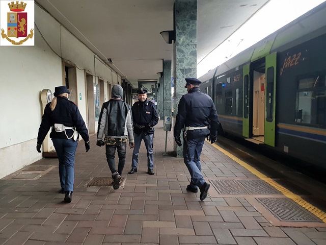 Controlli della polizia nelle stazioni ferroviarie