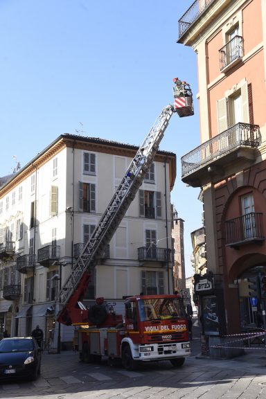 Asti, vigili del fuoco in azione in piazza Alfieri