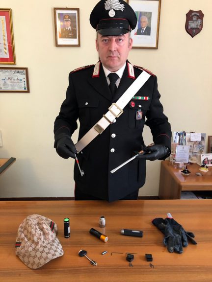 Scoperto con il kit del perfetto ladro: denunciato dai carabinieri di Canelli