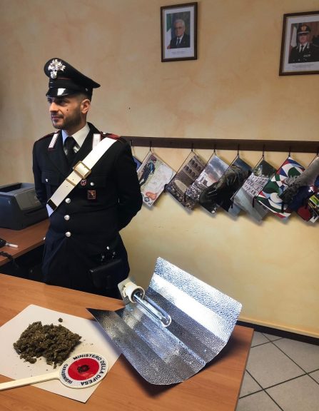 Minaccia di morte l’ex compagna. I carabinieri indagano e gli trovano in casa una piantagione di marijuana
