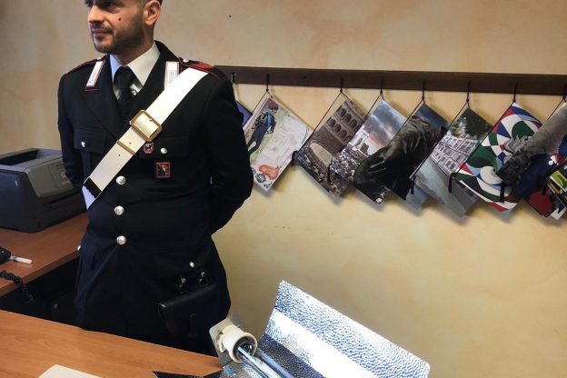 Minaccia di morte l’ex compagna. I carabinieri indagano e gli trovano in casa una piantagione di marijuana