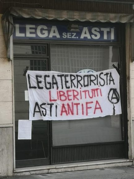 Asti, striscione politico fuori dalla sede della Lega