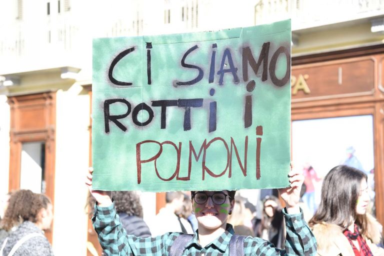 Asti, gli studenti scendono in piazza per il clima: la fotogallery
