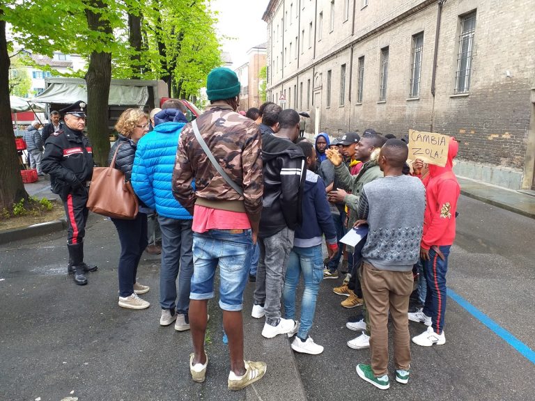 Asti, protesta di migranti in piazza Catena