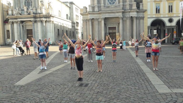 In piazza Statuto un flash mob “cuore a cuore” con le mamme