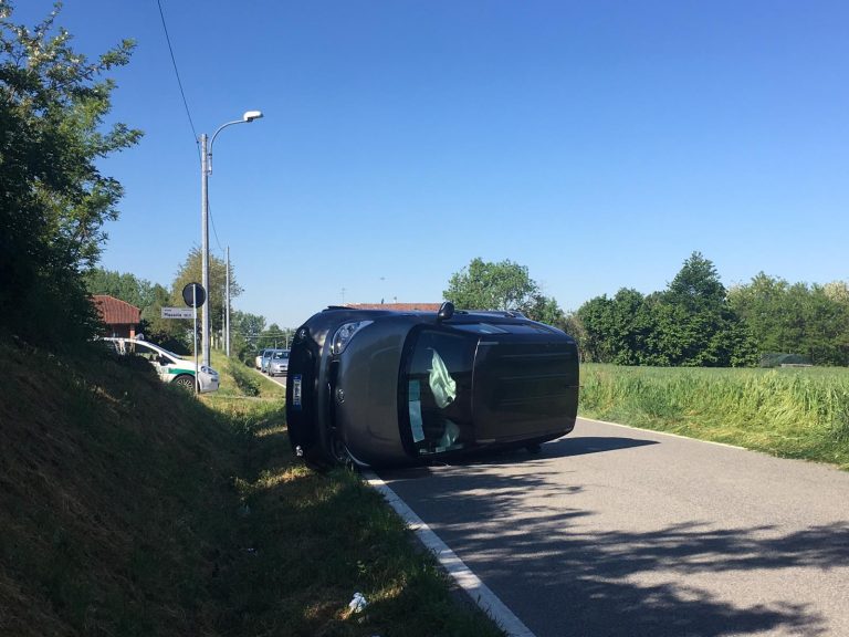 Auto si ribalta in frazione Revignano