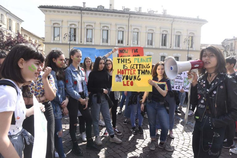 Gli stuedenti astigiani in piazza per il clima: la fotogallery