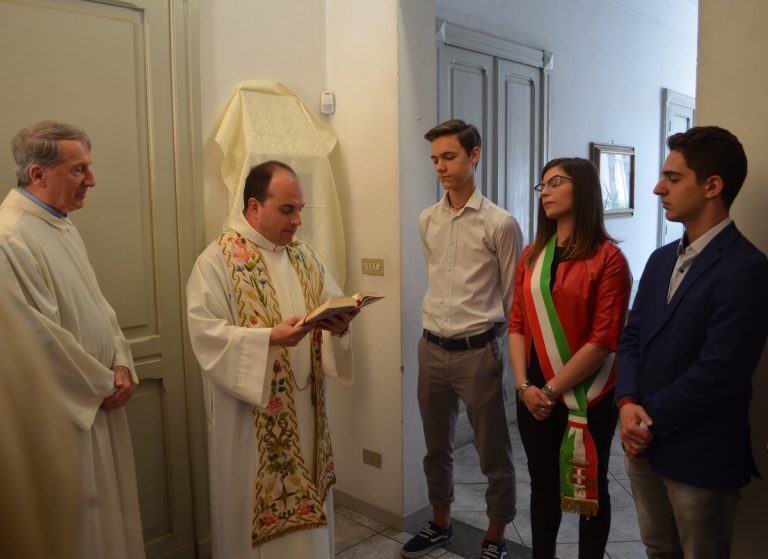 Benedetto il nuovo defibrillatore nella chiesa di San Pietro in memoria di Clara Bergamin