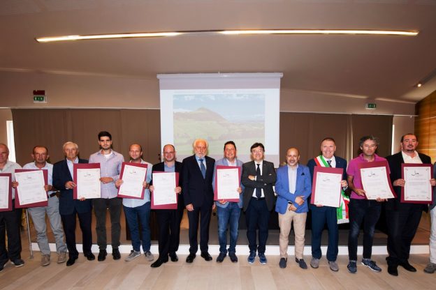 Langhe-Roero e Monferrato: Onde di bellezza e geometrie coltive nei paesaggi e nei paesi del vino