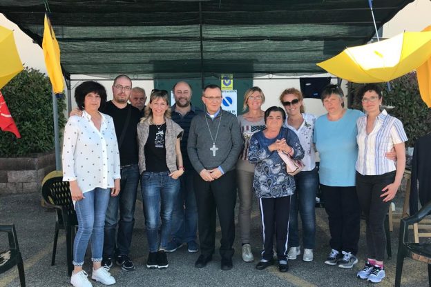 Fallimento Mercatone Uno, il vescovo Marco Prastaro al presidio dei lavoratori di Villafranca d’Asti