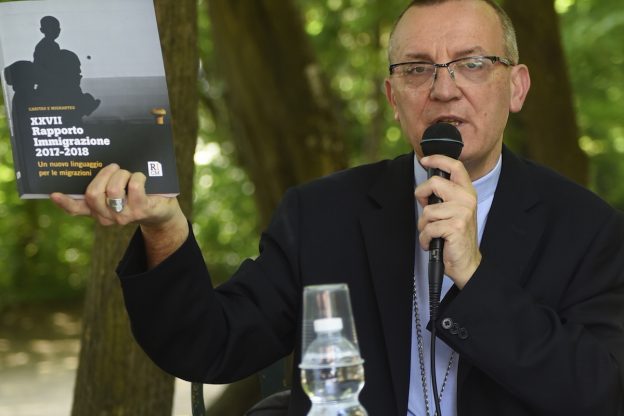 Il vescovo Prastaro: Basta ai luoghi comuni sull’accoglienza dei migranti