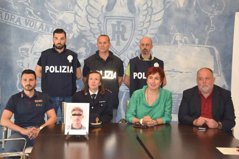 Aggredisce e rapina un’anziana sul pianerottolo di casa: arrestato dalla polizia di Asti