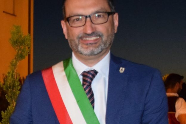 Il sindaco di Moasca chiede a John Elkann una Fiat 500 elettrica per il paese