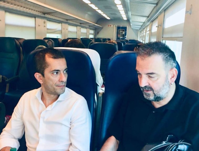 Sopralluogo a sorpresa dell’assessore Gabusi sul treno dei pendolari che rientrano da Milano a Torino