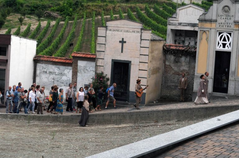 Cuntè Munfrà fra le lapidi del cimitero di Montemagno