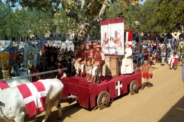 Palio, cavalli al canapo per la seconda batteria