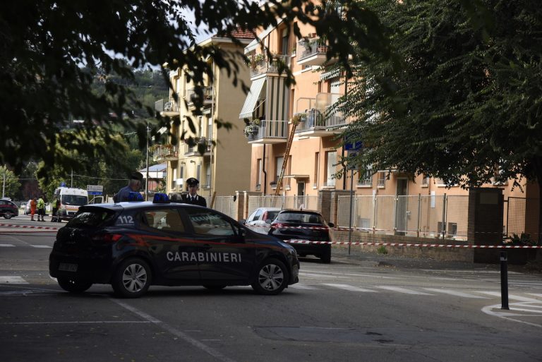 Nizza Monferrato, operaio si barrica in casa col figlioletto e minaccia di farsi esplodere: salvato dai carabinieri