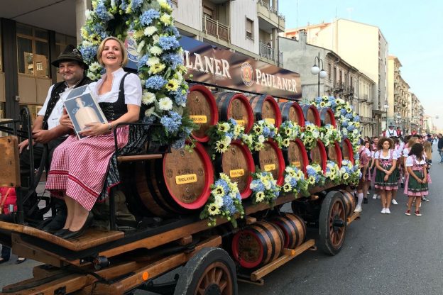 Tutto pronto per la grande parata che apre il Paulaner Oktoberfest di Cuneo