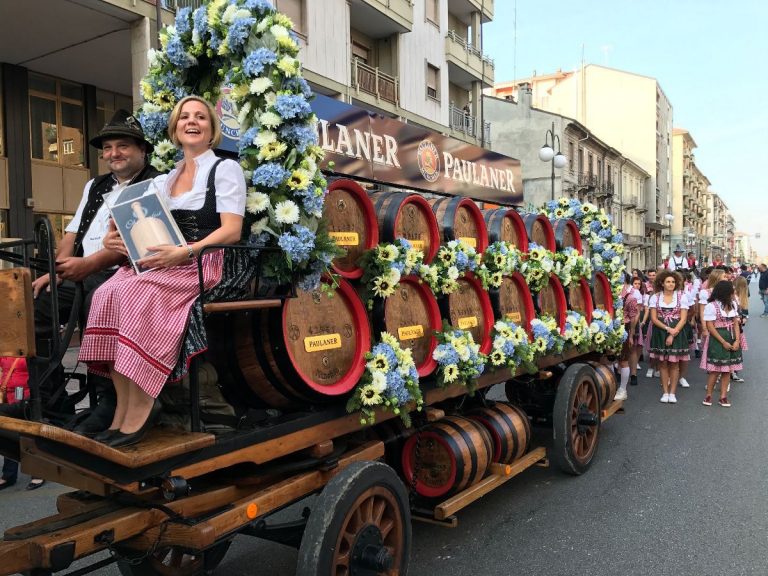 Tutto pronto per la grande parata che apre il Paulaner Oktoberfest di Cuneo