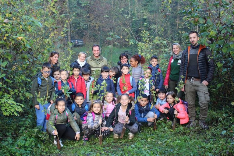 Asti, in Valle Botto i bambini piantano alberi