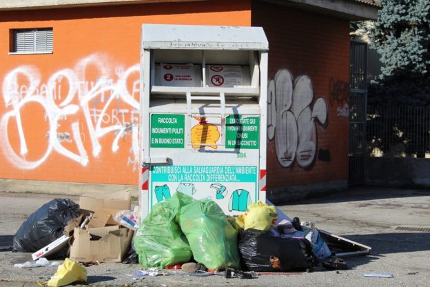 Asti, Angela Motta: “Tante segnalazioni di cittadini sul degrado e vandalismo dei cassonetti degli abiti usati”