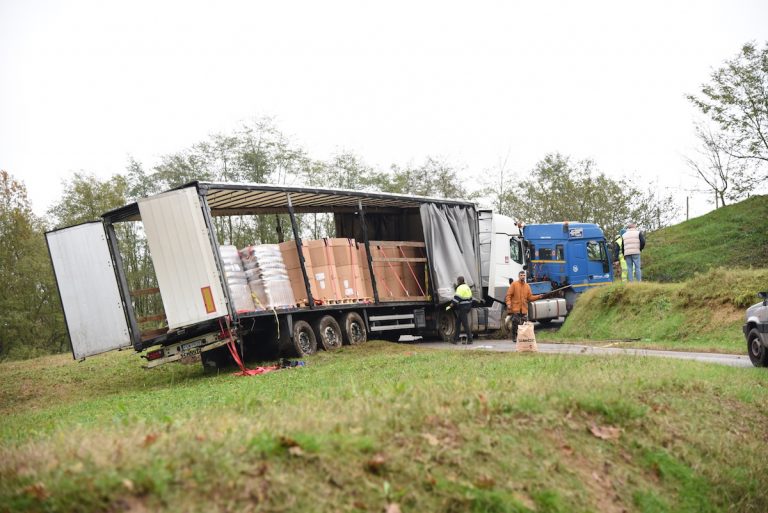 Camion incastrato da 24 ore in una stradina di campagna