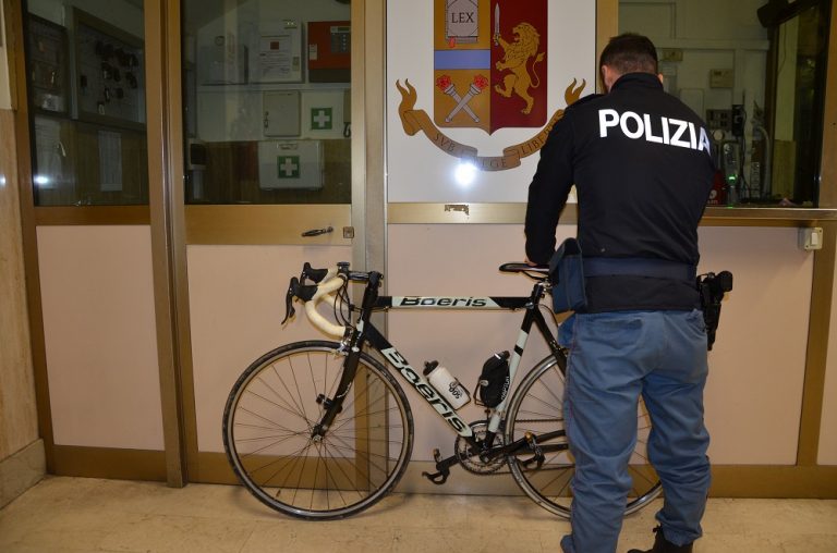 Asti, la polizia arresta un giovane per la rapina di una bici