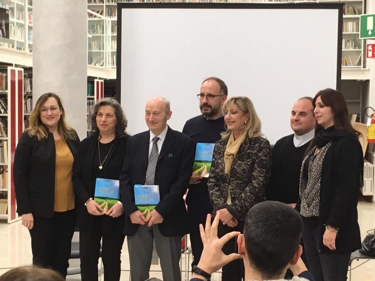 Asti, Mariella Lentini presenta il suo libro “Santi, compagni guida tutti i giorni” alla caffetteria Mazzetti