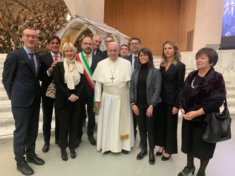 Papa Francesco riceve una delegazione astigiana in Vaticano: “Grazie per la bagna cauda”