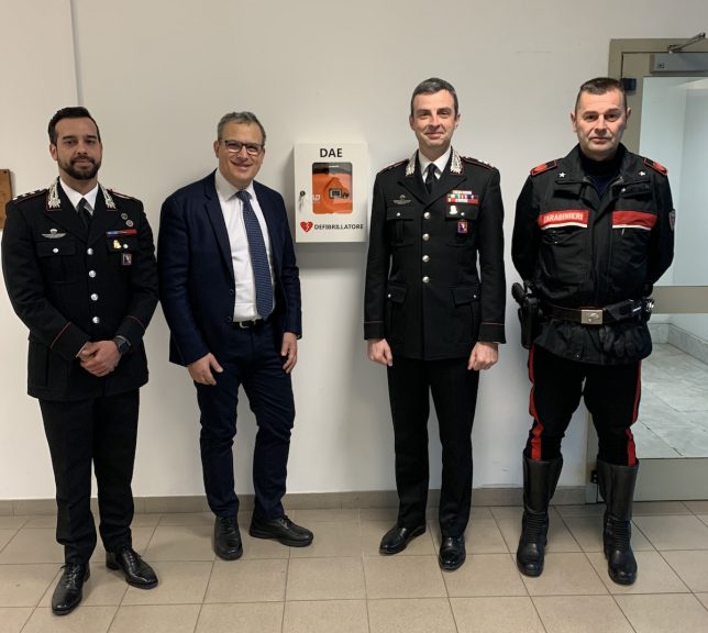 Donato un nuovo defibrillatore ai carabinieri di Asti