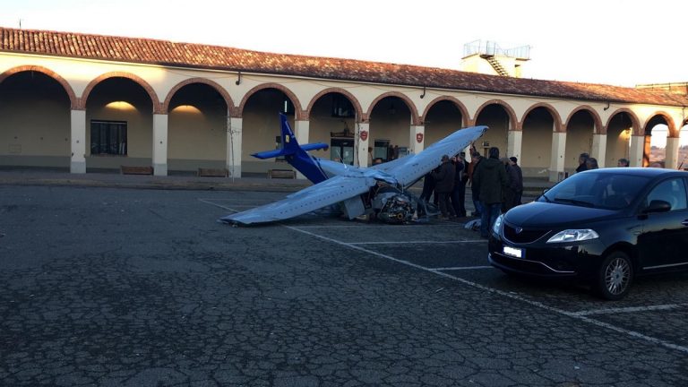 Moncalvo, ultraleggero precipita nella piazza del paese: morto un pensionato