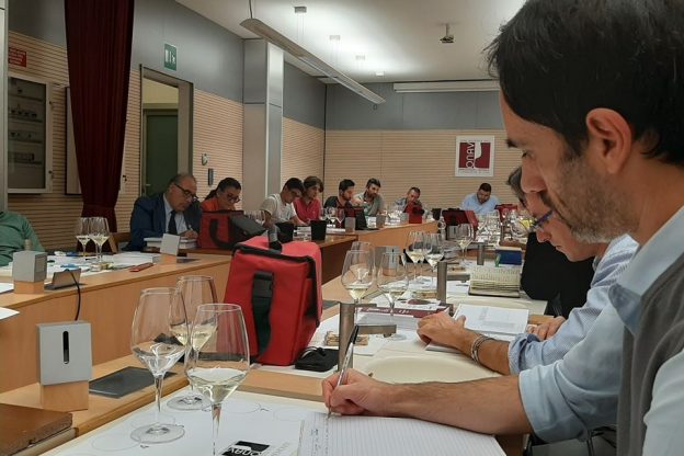 Presentazione del Corso per Assaggiatori di vino Onav a FuoriLuogo