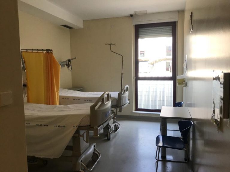 Asti, all’ospedale donati biancheria intima e due cellulari per i pazienti