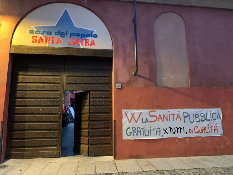 Dalla Casa del Popolo uno striscione di solidarietà: “Viva la sanità pubblica”