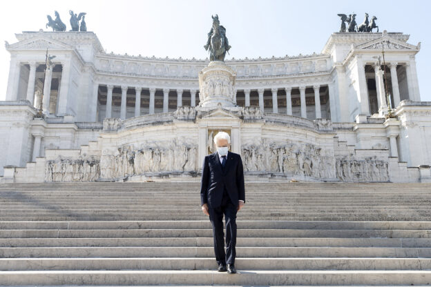 Il presidente Sergio Mattarella depone una corona d’alloro sulla tomba del Milite Ignoto
