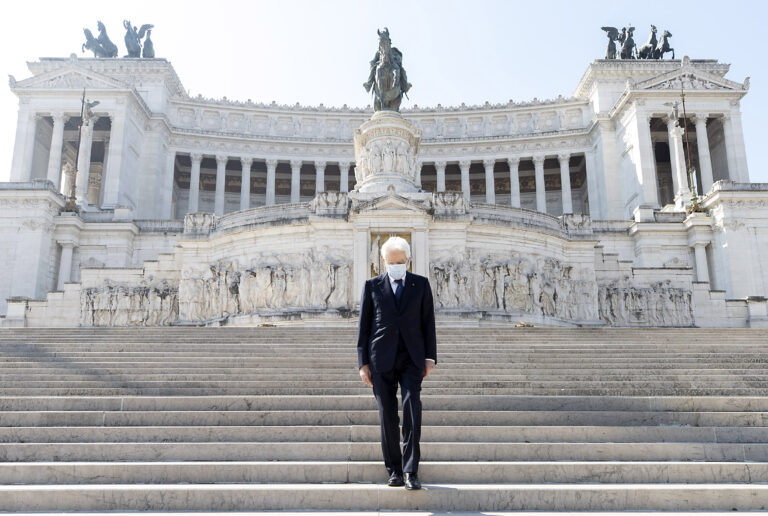 Il presidente Sergio Mattarella depone una corona d’alloro sulla tomba del Milite Ignoto