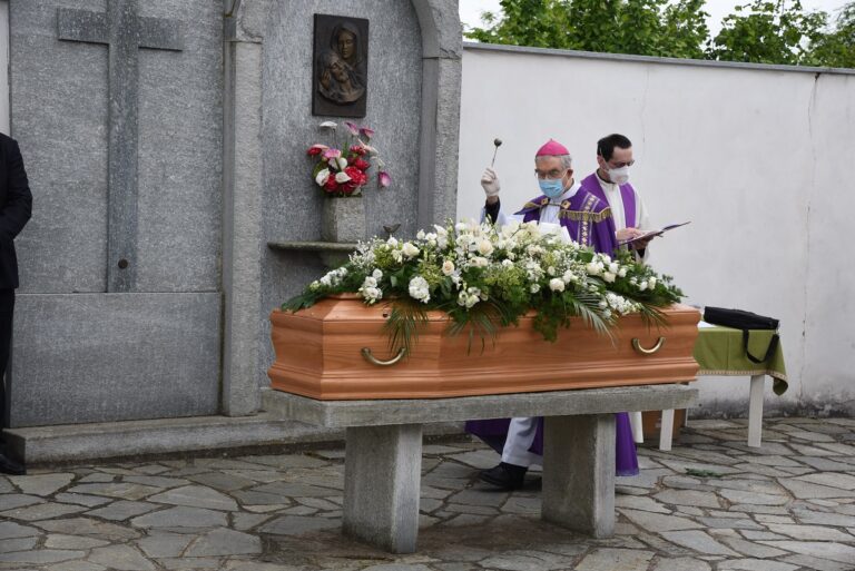 Asti, l’ultimo saluto a monsignor Vittorio Croce