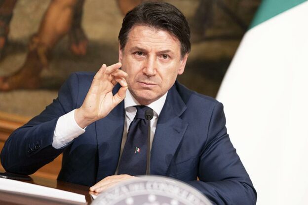 Coronavirus, il premier Conte firma un nuovo Dpcm: proroga delle restrizioni fino al 3 maggio