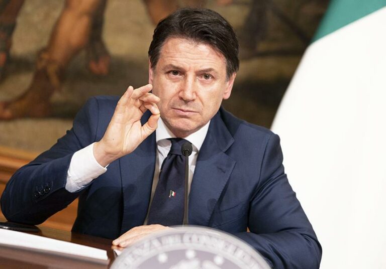 Coronavirus, il premier Conte firma un nuovo Dpcm: proroga delle restrizioni fino al 3 maggio