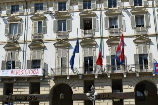 Striscione “Io resto a casa” sulla facciata della Regione in piazza Castello a Torino