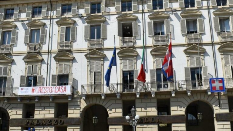 Striscione “Io resto a casa” sulla facciata della Regione in piazza Castello a Torino