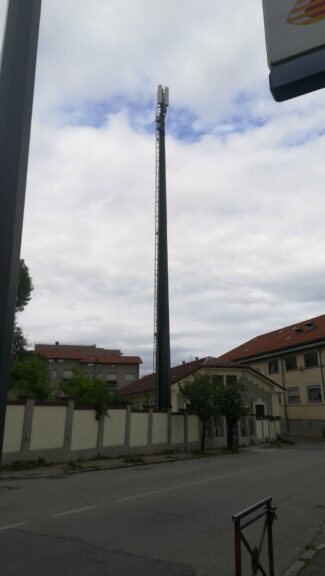 Asti, al Belvedere di via Pietro Micca spunta un ripetitore