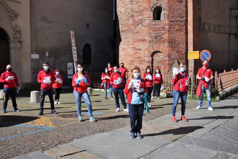 Asti, i rioni e i borghi consegnano le mascherine del Comune