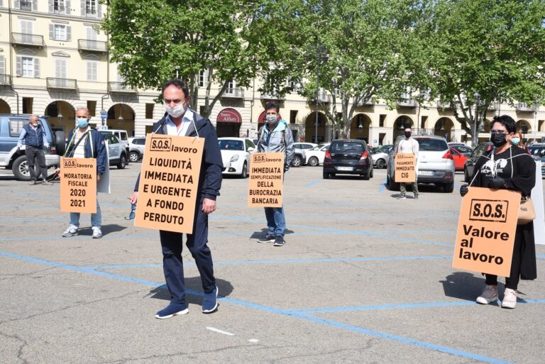 Asti, le partite Iva scendono in piazza: la fotogallery