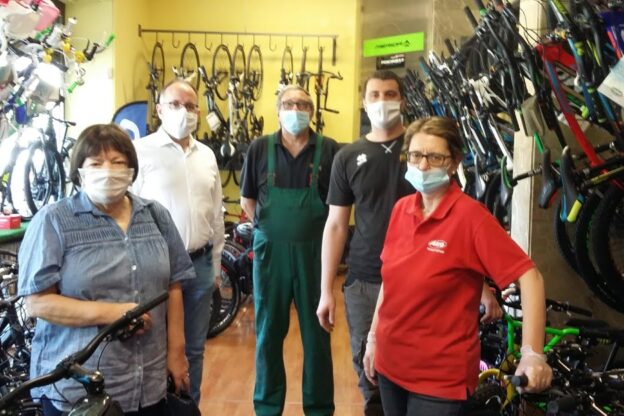Asti: aggiusta bici usate e le regala a chi non può permettersele