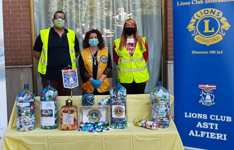 Asti, il Lions Club consegna centinaia di tappi di plastica all’associazione “Con te-cure palliative”