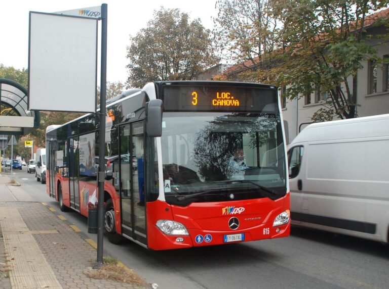 Asti, da lunedì consentito l’accesso ai bus anche dalla porta anteriore