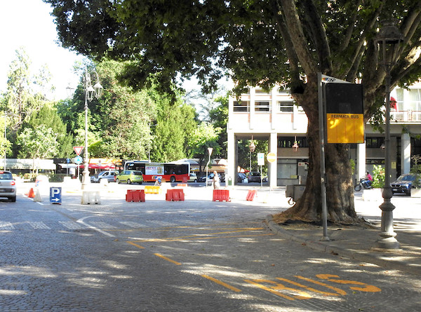 Asti, in piazza Alfieri la fermata dei bus Asp dei Portici Anfossi spostata sul lato Pogliani
