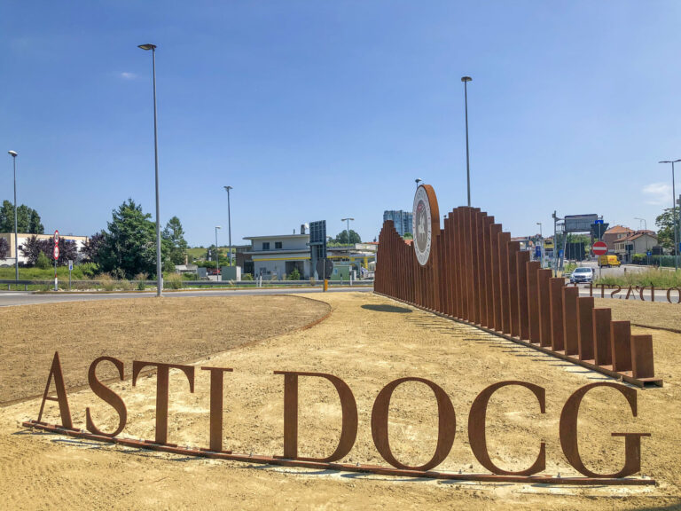 Aperti i cantieri delle rotonde stradali firmate Asti e Moscato d’Asti docg: a settembre le inaugurazioni con Alessandro Borghese